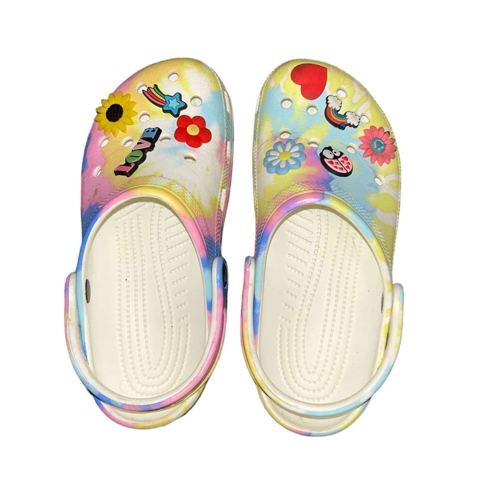 Color splatter Crocs comes with all the jibs seen in the picture size 8 women’s